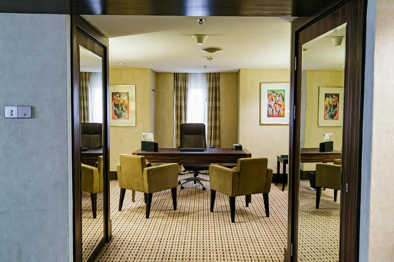 Lagos Continental Hotel Екстериор снимка A typical office at the Dubai International Financial Centre
