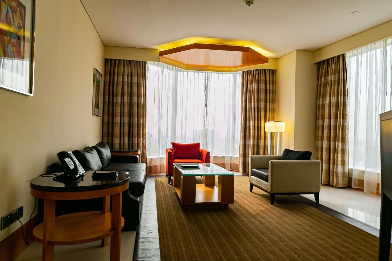 Lagos Continental Hotel Екстериор снимка Living room of a suite at the hotel