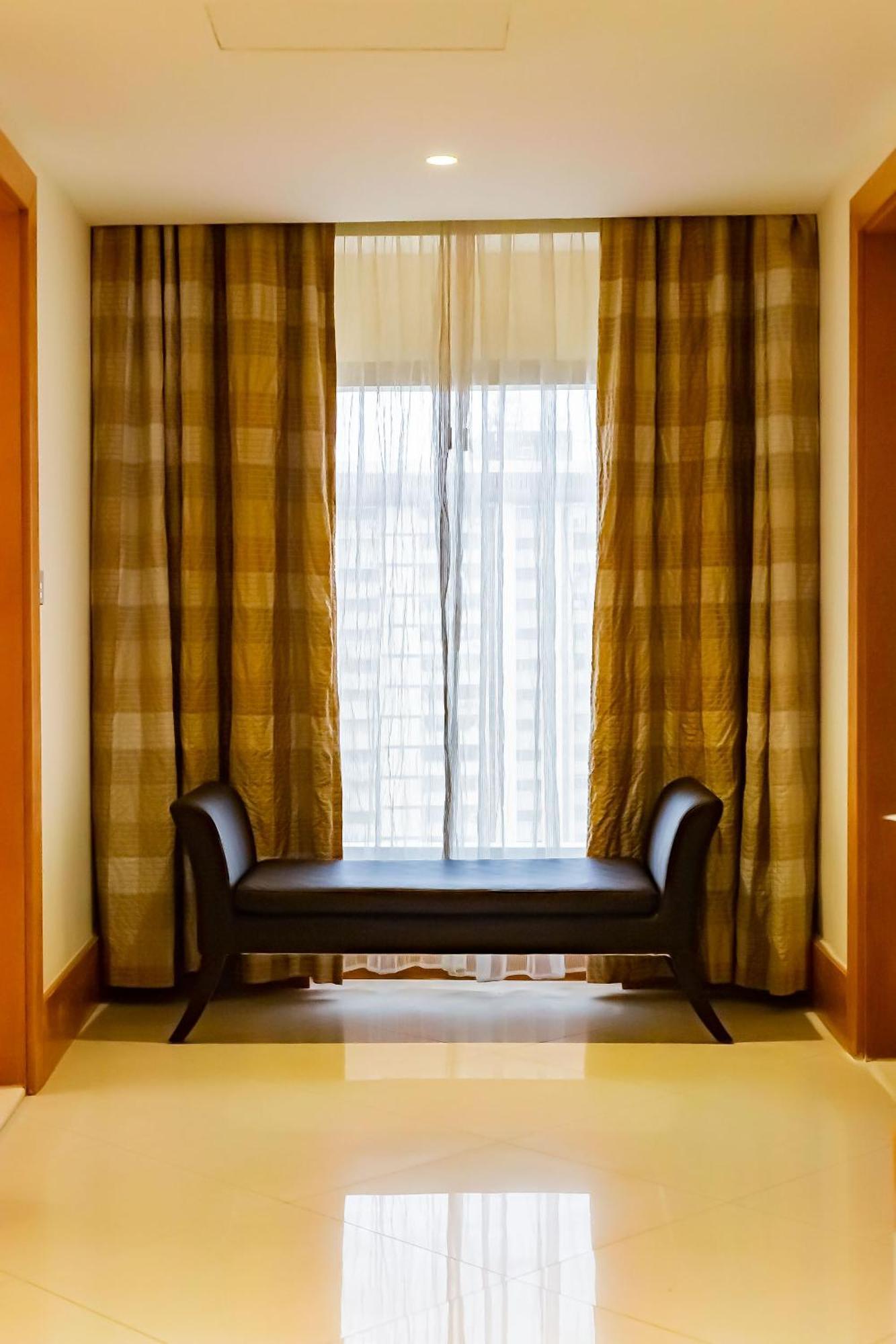 Lagos Continental Hotel Екстериор снимка Window seat with a settee