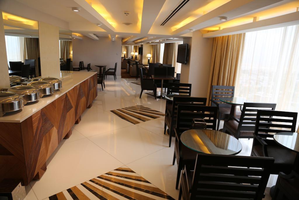 Lagos Continental Hotel Екстериор снимка The Royal Club Lounge at the Royal Plaza Hotel